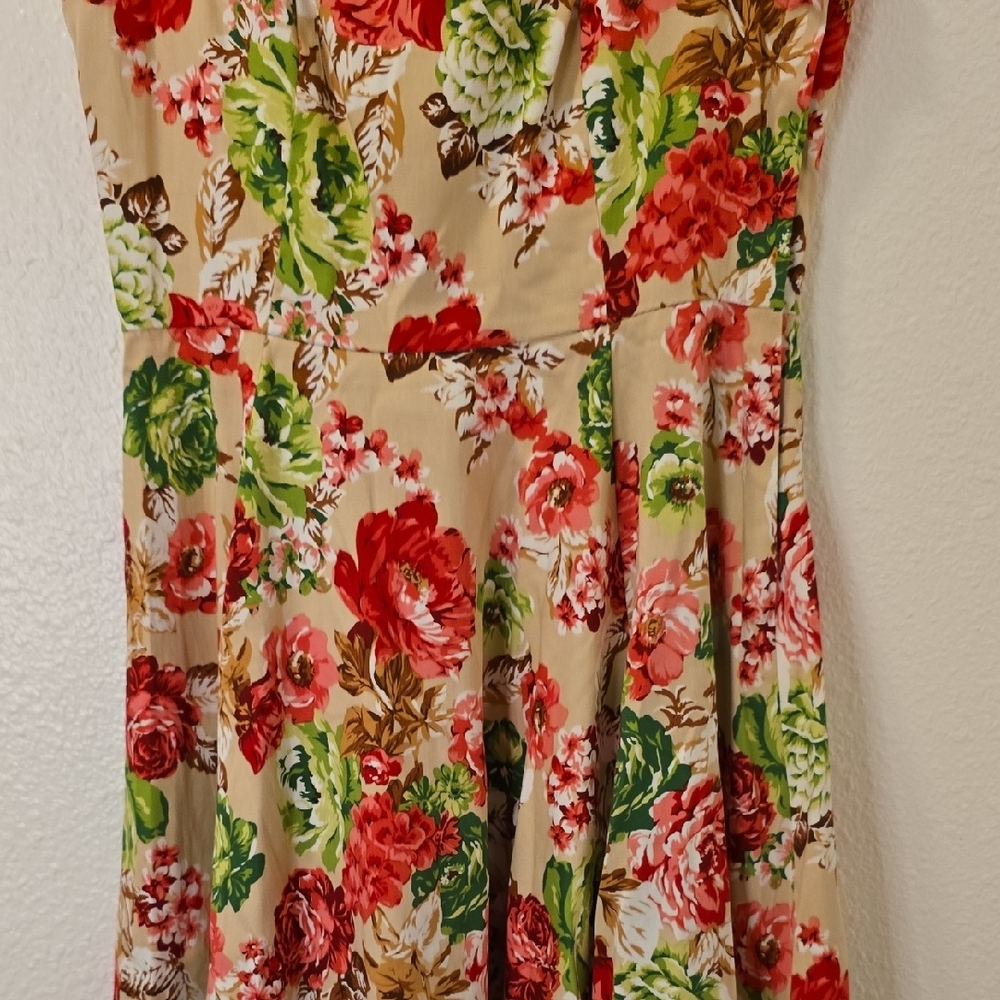 Hearts & Roses Floral Sleeveless Midi Dress in Beige with Red & Green Blooms - Picture 5 of 6